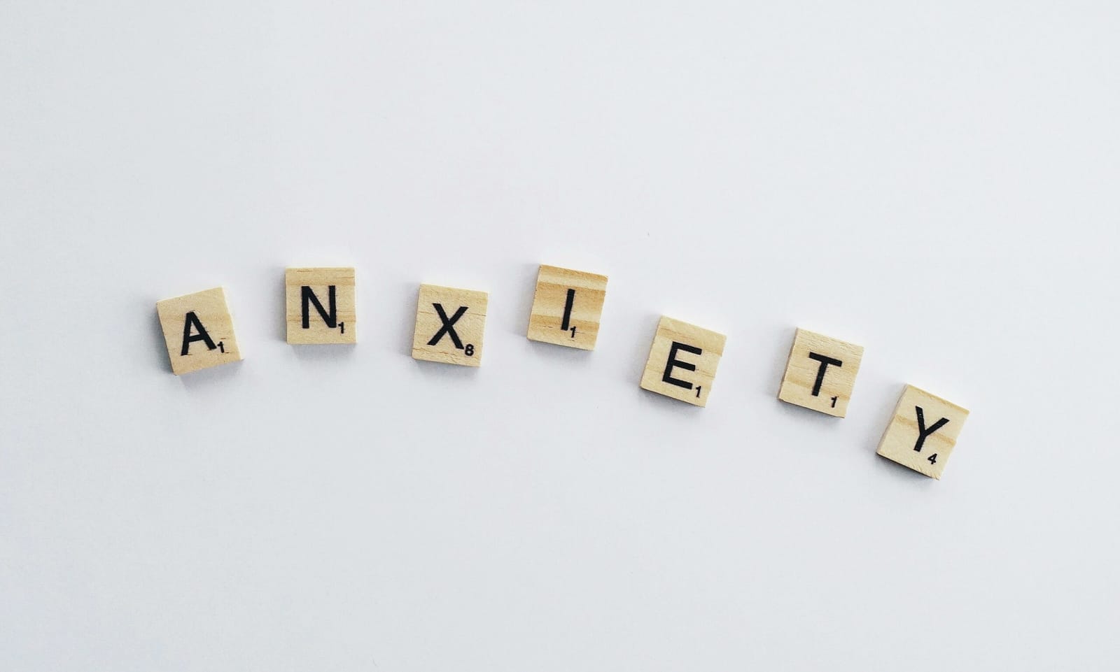 Des lettres de Scrabble formant le mot « anxiety »